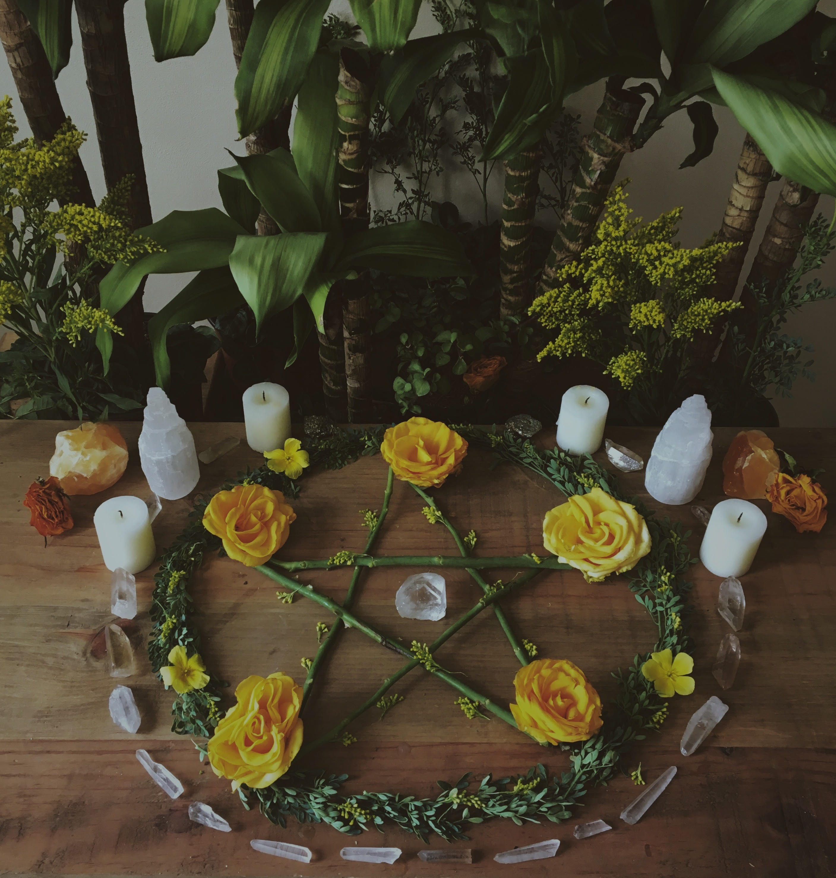 Pentacle_on_wiccan_altar