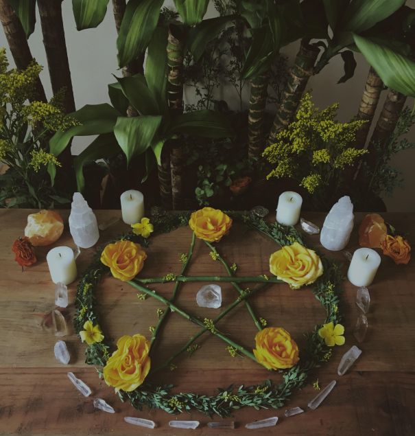 Pentacle_on_wiccan_altar